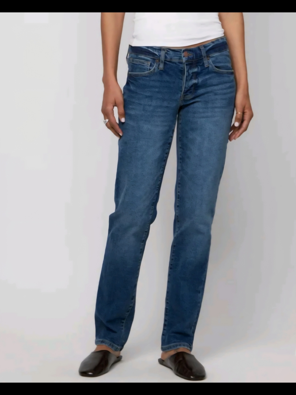 Straight Leg low Rise Jeans in Medium Blue